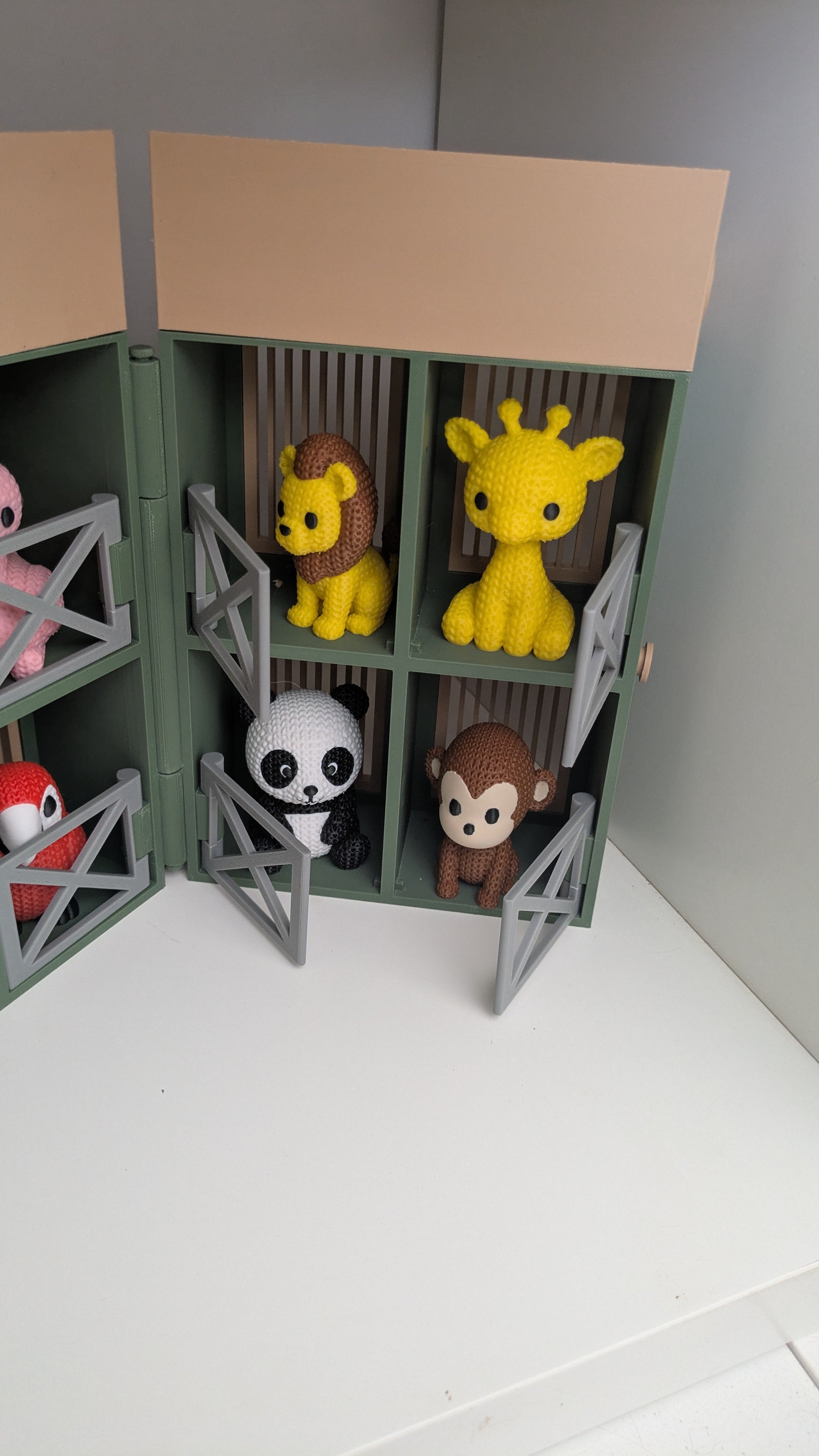 Zoo Building + 2 Animals